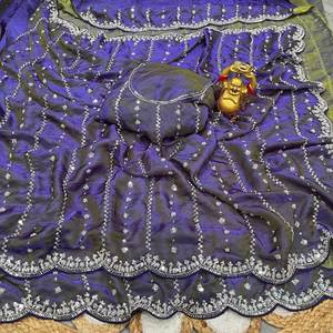 Exquisito Saree de Fiesta con Cuentas Doradas en Terciopelo Brillante de Seda Pura con Bordado Artesanal - Product Image 4