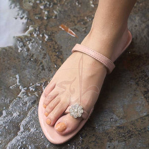 Sandalias de Mujer Elegantes y Duraderas de Cuero Natural con Estampado de Moda, Antideslizantes, con Delicado Bordado de Flores y Diseño de Dedo Giroso - Product Image 3