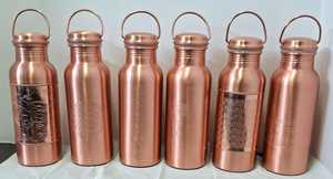 Vaisselle en cuivre réutilisable et écologique avec anse ergonomique, variété de designs, bouteilles d'eau avec poignées de transport - Product Image 2