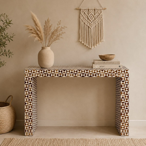 Mesa consola compacta de dos cajones con incrustaciones geométricas de hueso gris y base de latón, disponible a precios de mayorista. - Product Image 2