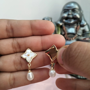 Pendientes de Perlas con Forma de Flor de Madreperla, Chapados en Oro, Antideslustre, Proveedor Mayorista de Joyería de la India - Product Image 2