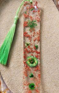 Marque-page transparent en résine époxy naturelle écologique avec paillettes dorées en relief, design personnalisé, pour usage promotionnel - Product Image 2