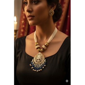 Ensemble collier et boucles d'oreilles en laiton plaqué or avec moissanite pour femme, idéal pour fiançailles, mariage, cadeau ou tenue de soirée - Product Image 1