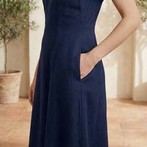 Robe midi élégante bleu marine en coton et lin à empiècements pour femme, avec tissu léger, style moderne et coupe confortable - Product Image 3
