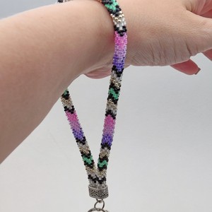 Chaîne de poignet artisanale en perles naturelles avec motifs colorés pour femmes, style tendance au quotidien et pour les amateurs d'artisanat - Product Image 1