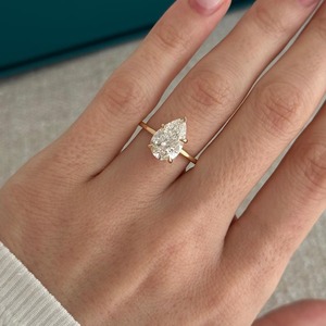 Nouvelle conception Bague solitaire en diamant de laboratoire taille poire avec halo caché en forme de poire à griffes en V pour la vente à l'exportation - Product Image 4