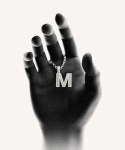จี้รูปตัวอักษร M ชุบโรเดียม ทอง/เงิน ประดับเพชรทรงเหลี่ยมมรกต ดีไซน์ทันสมัย เหมาะสำหรับทั้งชายและหญิง เป็นของขวัญ - Product Image 4