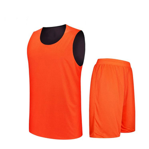 Vêtements de sport personnalisés en gros pour hommes : Maillots de basketball respirants à col en V et manches courtes avec logo sur mesure - Product Image 1
