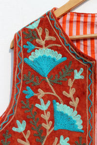 Chaleco sin mangas hecho a mano en India para mujer, chaleco de terciopelo Suzani bordado a mano con aspecto vintage, chaquetas cortas. - Product Image 3