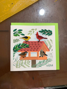 Carte d'invitation 3D artisanale en quilling, maison d'oiseaux en quilling, carte pop-up personnalisée, oiseaux colorés, feuilles vertes, finition mate, Noël - Product Image 1