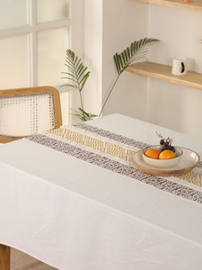 Camino de Mesa de Lona Premium de Doble Capa con Estampado Floral, Camino de Mesa con Borlas Tejidas Estilo Damasco, Diseño Floral Marrón para Comedor - Product Image 1