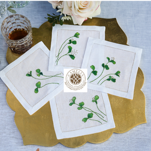 Pousses vertes fraîches brodées sur des serviettes en lin, apportant une énergie vibrante et une touche de nature au repas quotidien. - Product Image 1