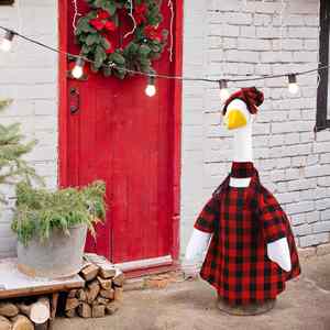Tenue de Noël à carreaux rouges et noirs pour oie de jardin de 23 pouces en ciment ou en plastique, idéale pour la pelouse, la véranda ou le jardin - Product Image 6