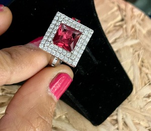 Anillo de cóctel con gema de corte esmeralda para mujer, chapado en plata, engaste pavé, joyería glamurosa para compromiso, piedra de nacimiento de mayo - Product Image 2