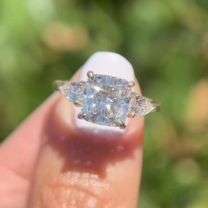 Bague de fiançailles en moissanite radiant 1,5 carat, pierres latérales en forme de poire, alliance inspirée de la nature - Product Image 5