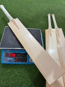 Batte de cricket Hit Zone en saule anglais, qualité professionnelle, légère, pour balles dures, avec des graines robustes et des performances équilibrées - Product Image 2
