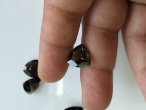 Quartz fumé naturel 12 mm, taille triligne, meilleure qualité, pierre précieuse en vrac pour la fabrication de bijoux - Product Image 1