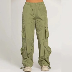 Pantalon cargo pour femme, vert olive, coupe ample, style utilitaire, longueur cheville, avec plusieurs poches, taille élastique, pour le printemps - Product Image 4