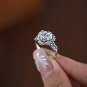 Anillo de Compromiso y Boda con Diamante Cultivado en Laboratorio, Corte Ovalado, 3.30 Quilates, Oro Amarillo de 14k, Certificado IGI, Joyería de Lujo para Regalo - Product Image 3