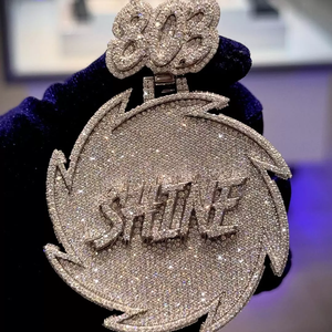 จี้สร้อยคอฮิปฮอปแบบกำหนดเอง ประดับเพชรโมอิสซาไนต์ทรงกลมเจียระไนแบบเหลี่ยม 925 เงินแท้ ประดับเพชรเต็มตัว  สำหรับทั้งชายและหญิง พร้อมจี้ตัวอักษร - Product Image 2