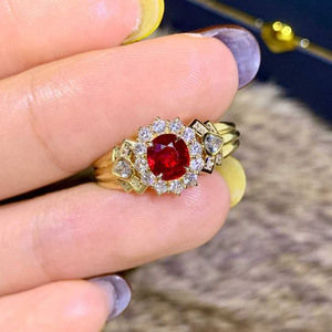 Bague vintage en or jaune 18 carats avec rubis de Mozambique non chauffé de couleur sang de pigeon, taille ovale 1,01 ct, sertie de 30 diamants, bijoux fins - Product Image 3