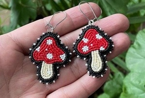 Pendientes hechos a mano de primera calidad con diseño de hongo rojo para mujer, regalo, joyería de moda, pendientes con diseño de patrón negro - Product Image 1