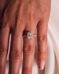 Bague de fiançailles de luxe unisexe en or pur 14 carats certifiée IGI avec diamant de laboratoire taille radiant et halo caché serti pavé, idéale pour les mariages et occasions spéciales - Product Image 4