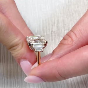 Anillo de compromiso de cinco piedras con diamante cultivado en laboratorio de corte Asscher de 9.5 quilates y oro amarillo de 14 quilates con claridad D-E-F VVS-VS certificada por IGI - Product Image 2