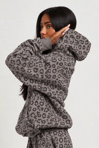 Vente en gros de sweat-shirts à capuche pour femmes en molleton doux de qualité supérieure avec imprimé léopard graphite et cordon de serrage, manches longues, pour l'hiver - Product Image 3