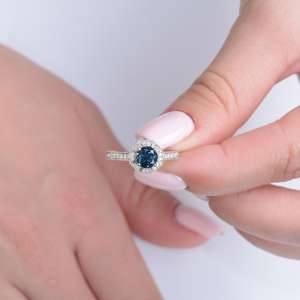 แหวนหมั้นบลูโทแพซทรงกลม พลอยสีน้ำเงินแท้ แหวนแต่งงานแบบเรียบหรู แหวนโทแพซสำหรับคนเกิดเดือนมกราคม ของขวัญเครื่องประดับ - Product Image 6