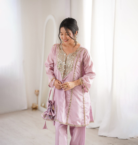 ชุดเซ็ตเสื้อผ้าไหมสีชมพู Antra Lifestyle พร้อมลายปักกระจกและลูกไม้ แห้งเร็ว เสื้อคุर्ติสั้น กางเกงขายาวทรงปกติ เหมาะสำหรับฤดูร้อน/ฤดูหนาว - Product Image 1