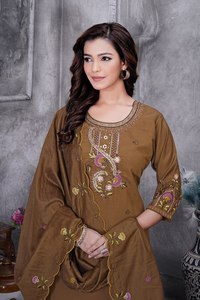 Conjunto de Kurti y Pantalón de Seda Romana Premium Bordada con Dupatta de Maslin |   Ropa Étnica de Diseñador para Mujer |   Exportación al por Mayor - Product Image 3