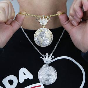 Couronne et pendentif globe en or et argent de qualité supérieure avec diamants, pour la scène ou les festivals de musique, disponibles pour la vente en gros - Product Image 1