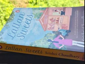 Lallan Sweets, édition brochée de Srishti Chaudhary, roman broché best-seller, histoire émouvante sur l'amour, la famille, la nourriture et le quotidien. - Product Image 5