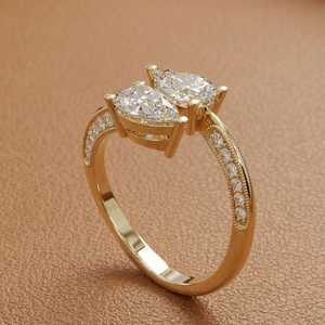 แหวนเพชรทรงลูกแพร์ 1.01 กะรัต ผลิตในห้องปฏิบัติการ สไตล์อาร์ตเดโค โทอิ โมอิ สำหรับผู้หญิง ทองคำแท้ 14K ของขวัญวันเกิดสุดเซอร์ไพรส์สำหรับคนรัก - Product Image 3