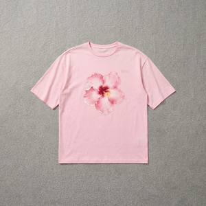 Camiseta de mujer con estampado floral, cuello redondo, manga corta, de algodón suave, estilo oversize, con estampado de flores, personalizada con DTG, moda boutique. - Product Image 3