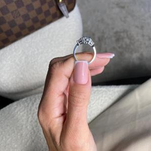 Anillo de Compromiso con Diamante Cultivado en Laboratorio de Corte Ovalado de 2.50 Quilates, Tres Piedras, Diamantes Laterales Trillón, Oro Blanco de 14k - Product Image 2