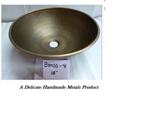 อ่างล้างหน้าทองเหลืองรุ่น DS-124 แบบโบราณ ผิวสัมผัสลายตอก สำหรับห้องน้ำหรูหรา - Product Image 3