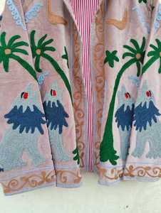 Chef-d'œuvre de la tradition et de l'élégance : Veste en velours brodée, manteau d'art populaire à motif de loup, pièce d'exception d'inspiration vintage époustouflante - Product Image 6