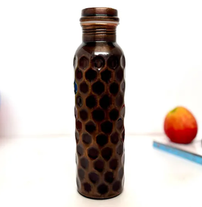 Botella de Agua de Cobre Puro Forjada a Mano de Primera Calidad, Recipiente para Hidratación, Acabado Oscuro con Patrón de Panal de Abeja - Product Image 1