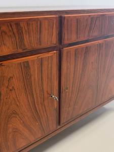 Aparador de Madera de Estilo Moderno de Mediados de Siglo con Dos Cajones Superiores y Almacenamiento Abierto - Product Image 5