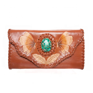 Motif papillon outillé et peint à la main entourant une pierre turquoise sur cuir de vachette Tan foncé - Product Image 1
