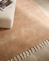 Handgefertigter marokkanischer Wollteppich mit geflochtenen Quasten, weichem Plüsch, neutralem Beige, abstraktem, modernem, umweltfreundlichem, rutschfestem Niedrigflor-Design