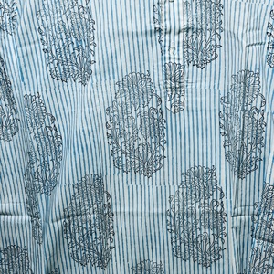 เสื้อคุร์ต้าแขนยาวสีฟ้าอ่อนผ้าฝ้าย 100% เนื้อนุ่มพิเศษสำหรับผู้ชาย |   ชุดคุรตะพิมพ์ลายดอกไม้ด้วยมือ งานพรีเมียมสำหรับงานเทศกาล สไตล์ชาติพันธุ์ - Product Image 3