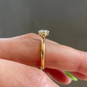 แหวนเพชรทรงรี 1 กะรัต เพชรเลี้ยงในห้องปฏิบัติการ ทองคำแท้ 14K สีเหลืองทอง แหวนหมั้นแบบโซลิแทร์ ตัวเรือนแบบ 4 กรงเล็บ รับรองโดย IGI ความใส VS+ สี D-F - Product Image 3