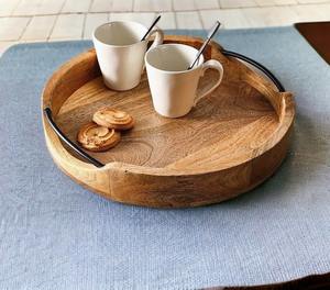 ถาดเสิร์ฟไม้มะม่วงทรงกลมสไตล์เรียบง่าย พร้อมหูจับเหล็ก ถาดไม้ทำมือสำหรับห้องครัวและโต๊ะอาหาร เหมาะสำหรับบ้าน โรงแรม ร้านอาหาร - Product Image 6