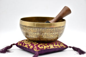 Cuenco tibetano de bronce con tono de graves profundos para baño de sonido y meditación - Product Image 6