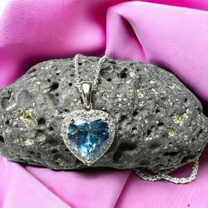 Colgante de Corazón de Topacio Azul Hielo Hecho a Mano, Chapado en Oro de 18K sobre Plata de Ley, Piedra de Nacimiento de Diciembre, Joyería de Gema, Regalo para Mujer - Product Image 2