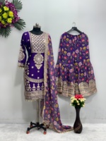 Ensemble prêt-à-porter en soie Chinon de créateur, entièrement brodé avec des chaînes, des sequins et des pièces de dentelle, comprenant un haut entièrement cousu, un pantalon palazzo cousu et un dupatta.