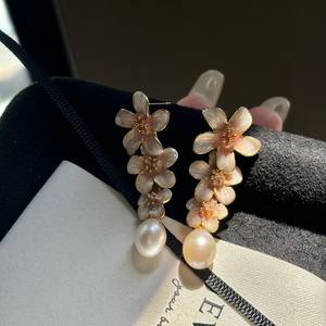 Pendientes de Perlas con Aguja de Plata y Goteo Rosa, Elegantes Pendientes Coreanos Pequeños de Alta Gama para Mujer - Product Image 3